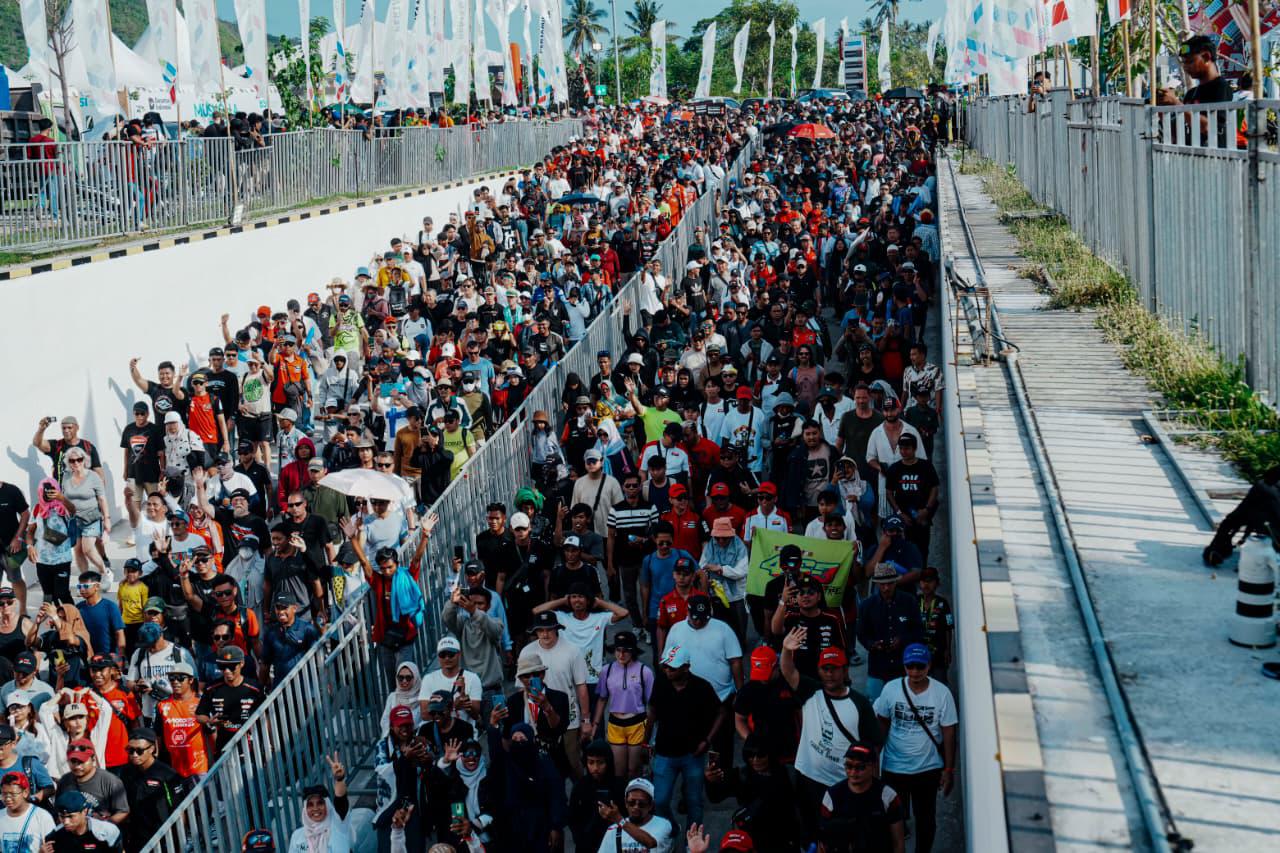 Ratusan ribu penonton bersiap keluar dari tribun grandstan usai menyaksikan MotoGP Mandalika 2025 di Sirkuit Internasional Mandalika, Minggu (5/10).