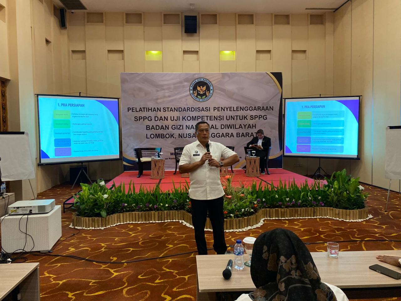 Sesdep Bidang Promosi dan Kerja Sama BGN RI Kombes Pol Lalu Muhammad Iwan Mahardan saat berbicara pada pelatihan standarisasi penyelenggaraan SPPG.