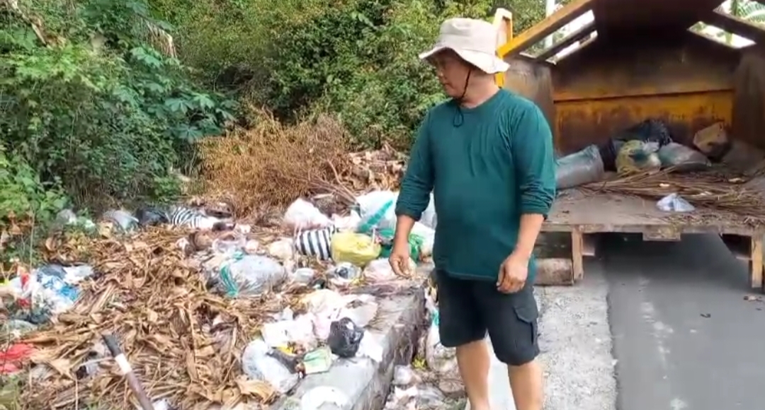 TPS3R TAK BERFUNGSI: Tumpukan sampah di dekat jalan raya di Lombok Utara. Pemda mengakui pengelolaan sampah saat ini belum optimal