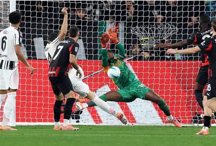 Penyelamatan gemilang yang dilakukan kiper AC Milan Mike Maignan saat laga kontra Juventus.