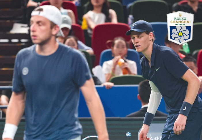 Jannik Sinner mundur di Shanghai Masters 2025 akibat kram parah, gagal pertahankan gelar, Griekspoor melaju ke babak keempat secara dramatis.