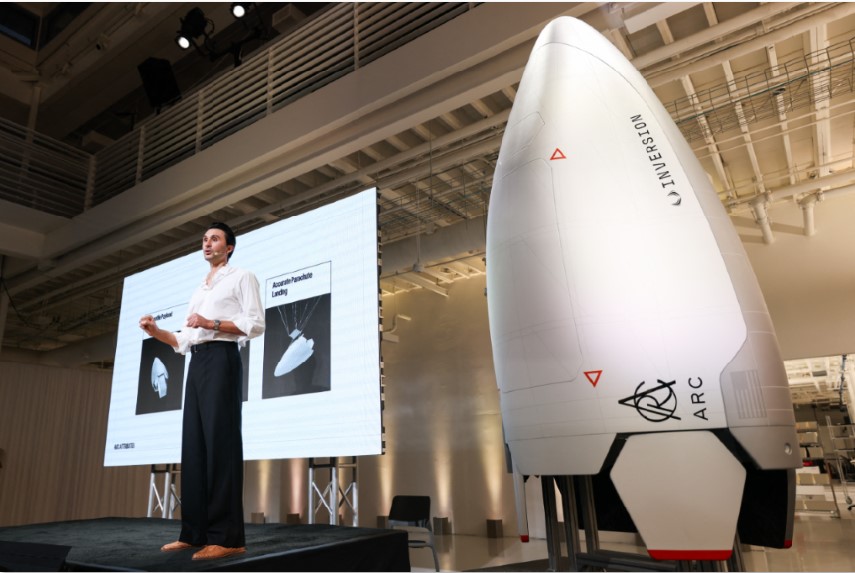 ERA BARU LOGISTIK: CEO Inversion Space Justin Fiaschetti mempresentasikan pesawat luar angkasa Arc di kantor pusat Inversion, Los Angeles, AS, awal bulan lalu. Arc dijadwalkan mengorbitkan 2026.