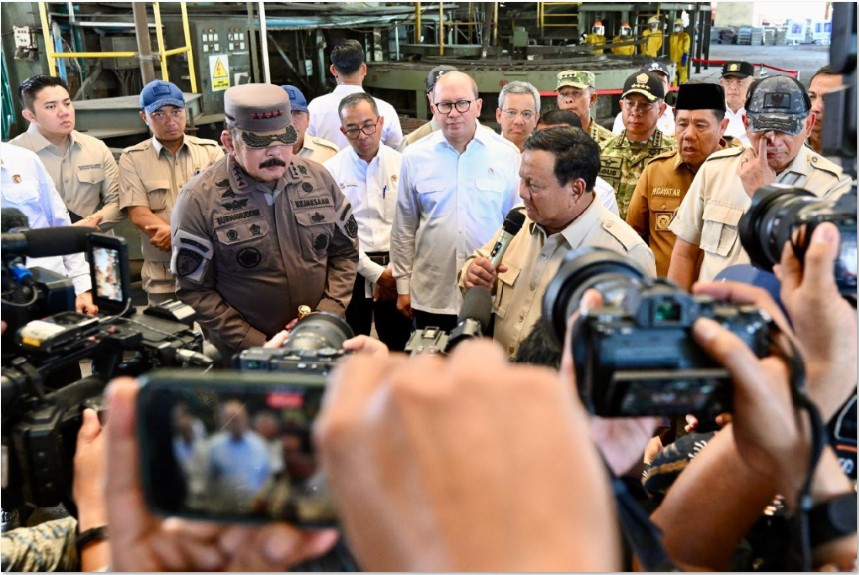 TAMBANG ILEGAL: Presiden Prabowo Subianto memberikan keterangan pers usai menyaksikan penyerahan barang rampasan hasil penertiban tambang ilegal di kawasan PT Timah, Bangka Belitung, Senin (6/10).