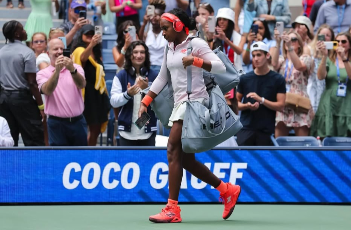 Coco Gauff bertransformasi dari penikmat hoodie jadi ikon fashion WTA. Kini, gaya modenya mencuri perhatian di Wuhan Open 2025.