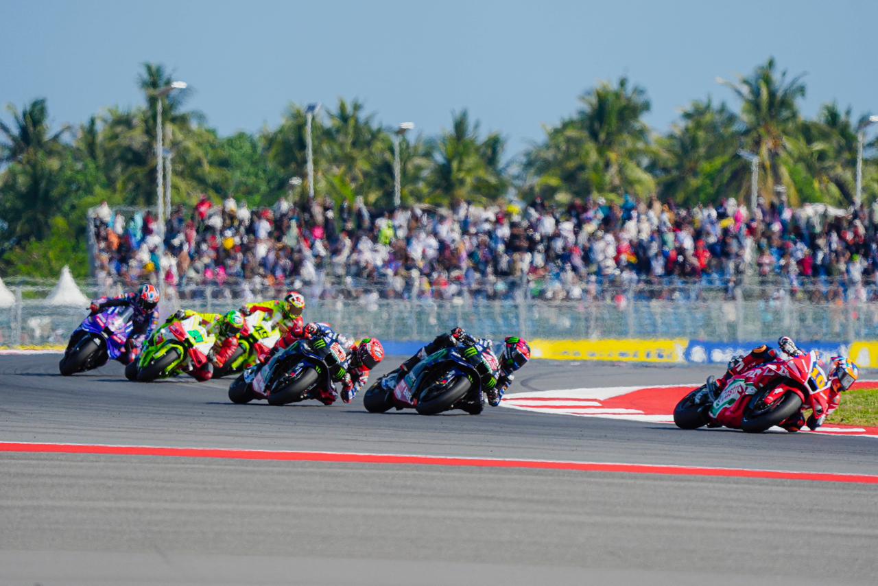 Para pembalap adu cepat di atas lintasan dalam ajang MotoGP Mandalika 2025, di Sirkuit Internasional Mandalika, Lombok Tengah, Minggu (5/10).