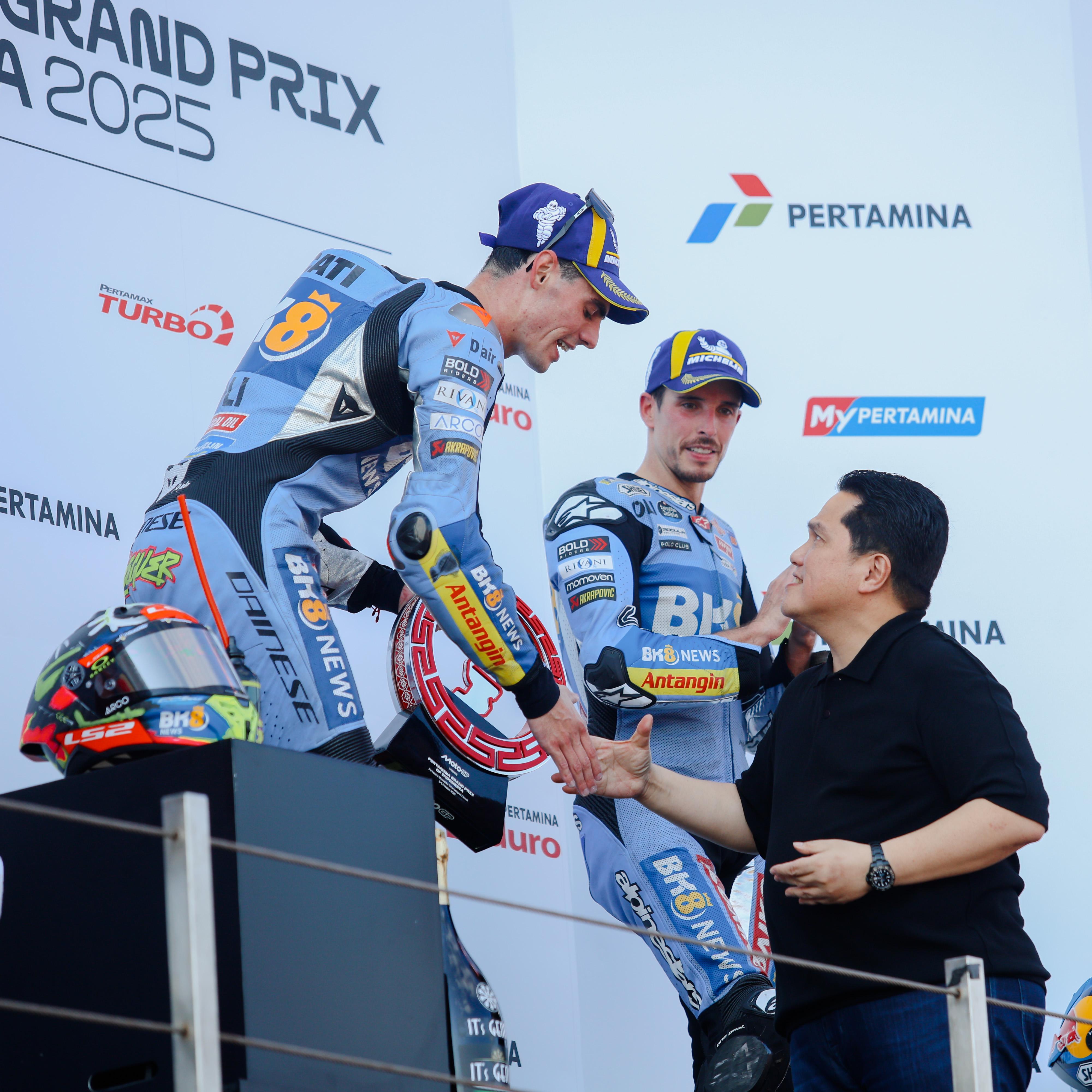 Menpora Erick Thohir menyerahkan piala kemenangan kepada Fermin Aldeguer di podium utama usai balapan MotoGP Mandalika 2025 di Sirkuit Internasional Mandalika, Lombok Tengah, Minggu (5/10).