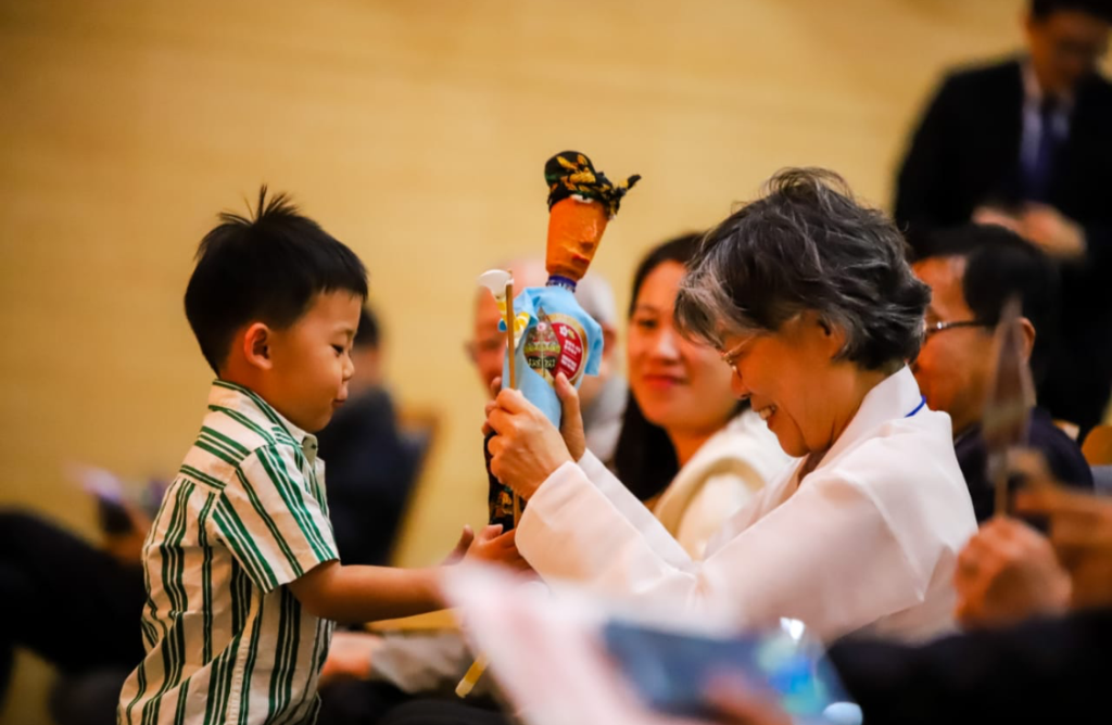 KENALKAN BUDAYA: Seorang penonton yang sedang memegang wayang sasak dalam acara festival internasional di Korea, beberapa waktu lalu