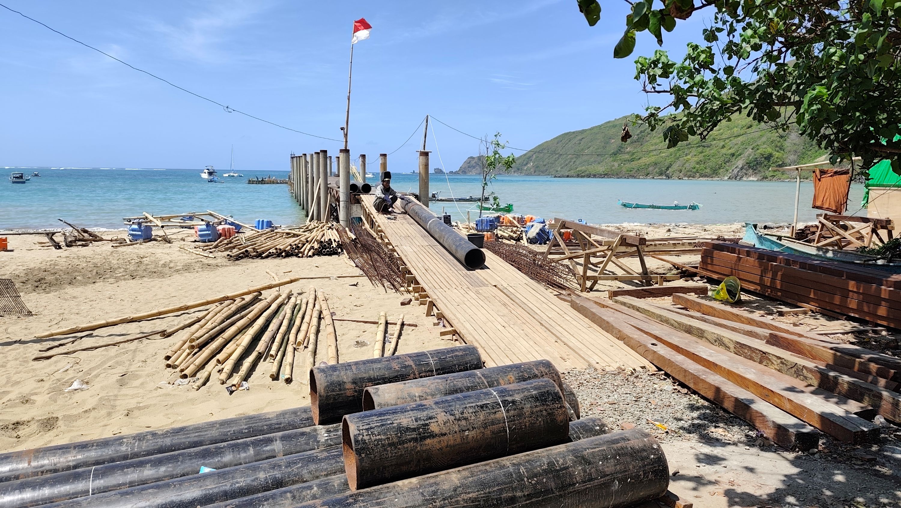 Seorang pekerja sedang menuntaskan bagian penyangga dermaga Kuta Mandalika, belum lama ini.