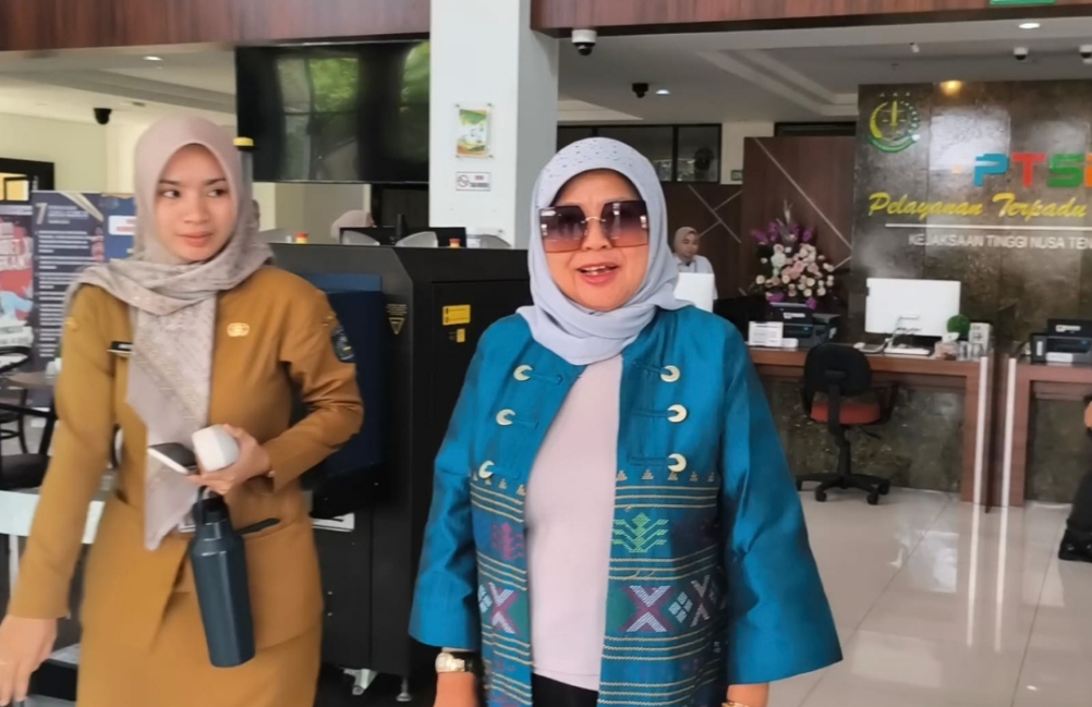 BERIKAN KETERANGAN: Wakil Ketua DPRD NTB Hj Baiq Isvie Rupaeda keluar dari lobi kantor Kejati NTB, Kamis (7/10).  (Harli/Lombok Post)