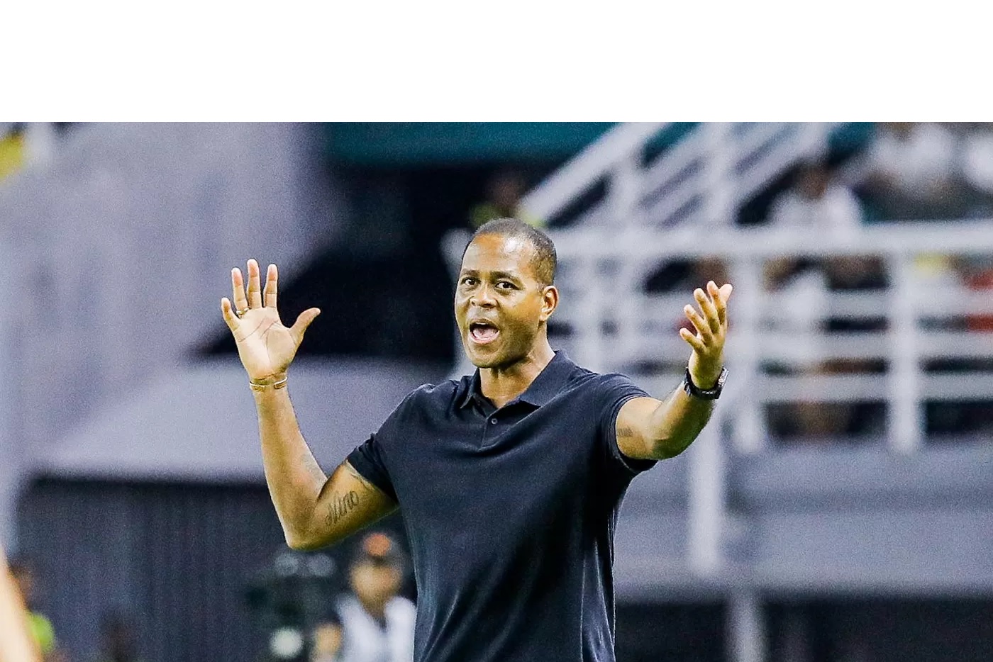 Patrick Kluivert memberikan arahan saat menghadapi Chinese Taipei dalam International Friendly Match di Stadion Gelora Bung Tomo, Surabaya, (5/9).