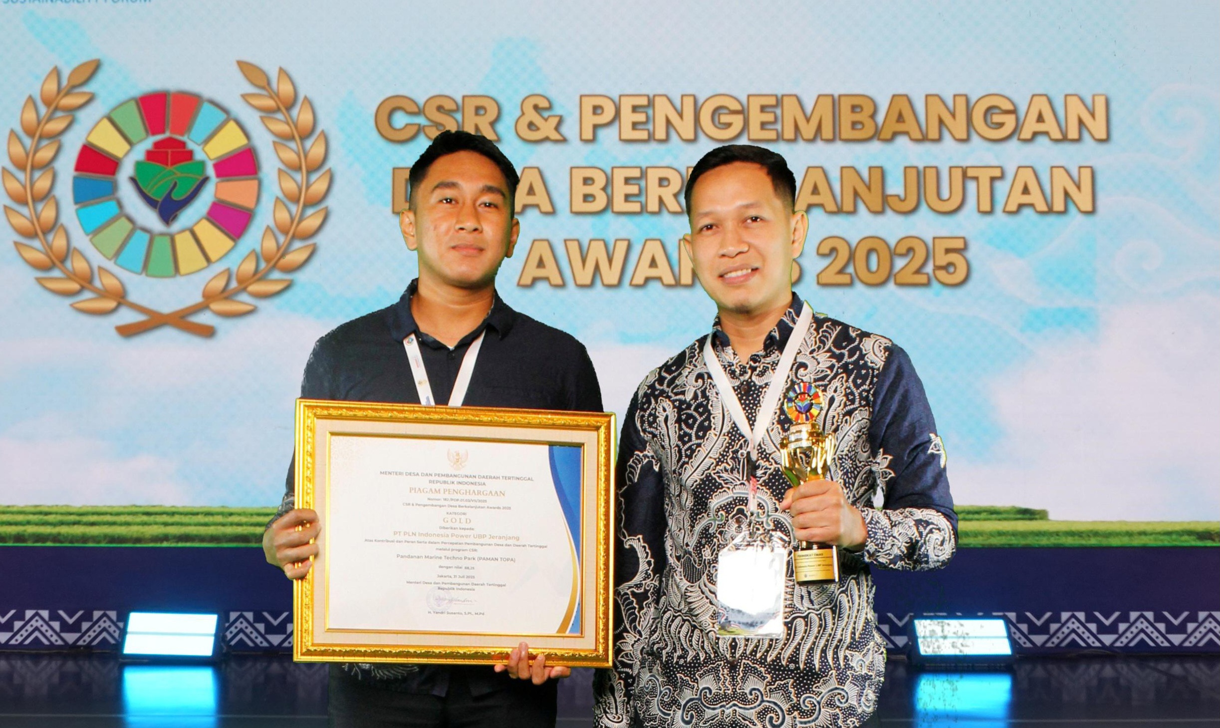 MEMBANGGAKAN: Perwakilan PLN IP Jeranjang menerima penghargaan dalam ajang CSR & PDB Awards 2025 di Hotel Bidakara Jakarta Bulan September lalu.