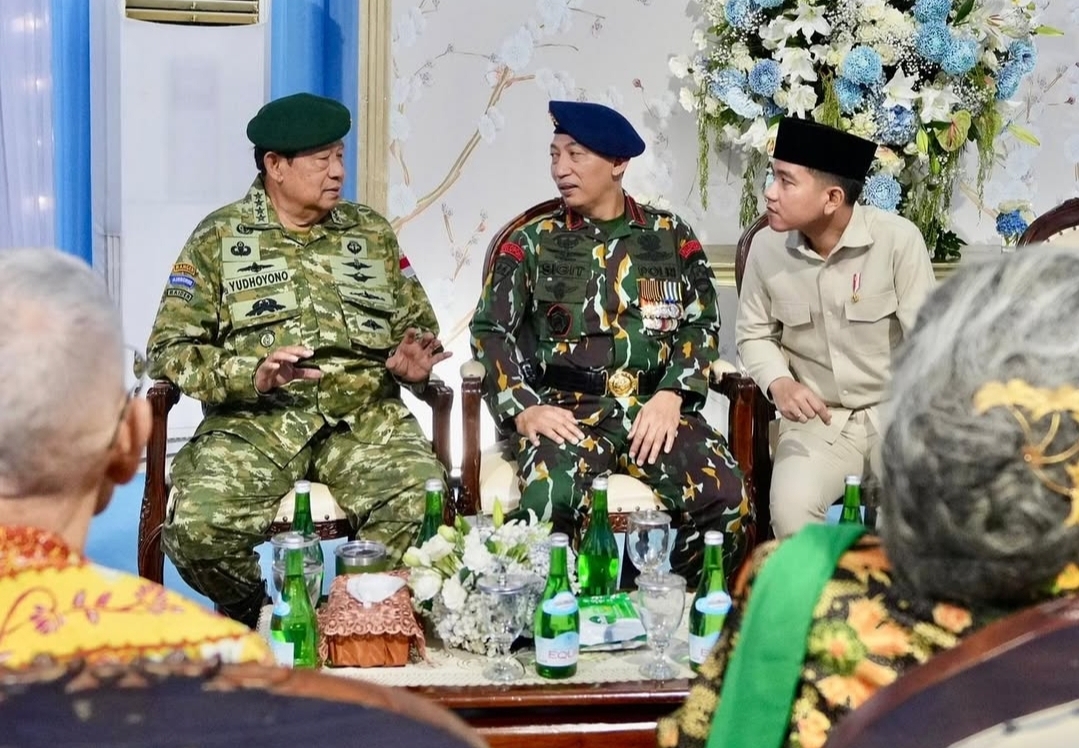 Presiden ke-6 RI Susilo Bambang Yudhoyono (SBY) tampak berbincang dengan Kapolri Jenderal Polisi Listyo Sigit Prabowo dan Wapres Gibran Rakabuming Raka di acara HUT ke-80 TNI di Monas, Jakarta.