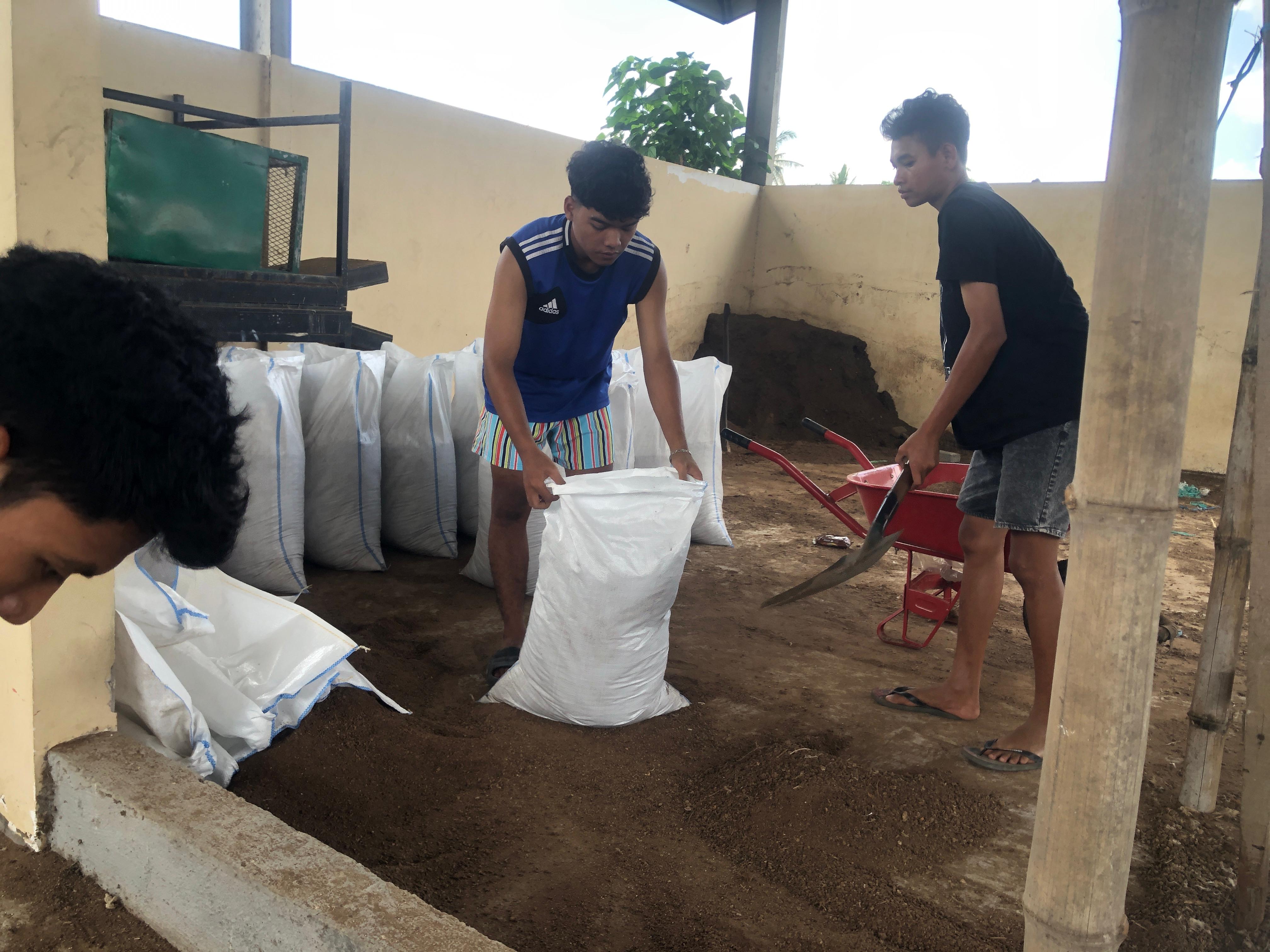 KREATIF: Sejumlah pemuda mengolah limbah kotoran ayam menjadi pupuk bernilai rupiah di TPS 3R Pancor Mas, Desa Montong Are, Kediri, Lombok Barat.