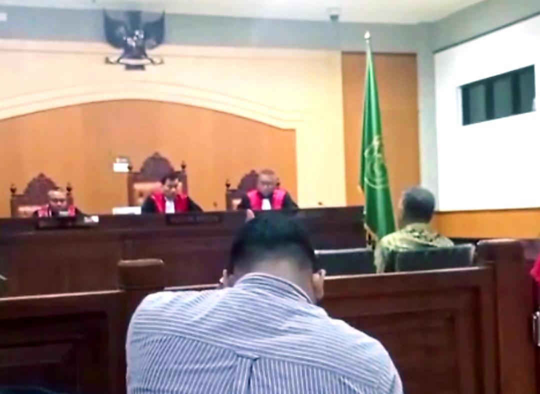Zaini Arony sampai meneteskan air mata dihadapan Hakim, ia bersumpah niatkan LCC hanya demi kemaslahatan masyarakat Lombok Barat.