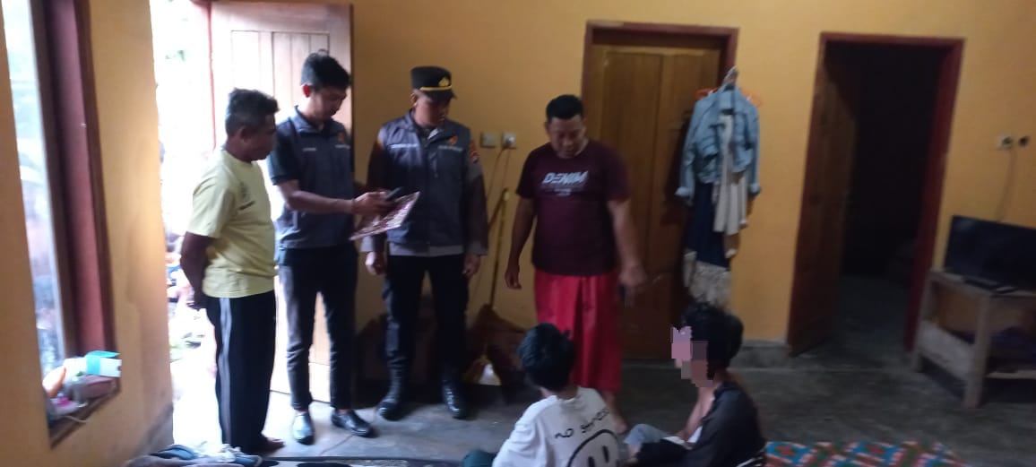 Dua terduga pelaku pencurian tabung gas melon diamankan polisi dari amukan massa di Batukliang, Lombok Tengah.