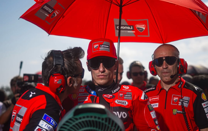Marc Marquez absen di MotoGP Australia dan Malaysia 2025 karena cedera bahu kanan. Juara dunia MotoGP 2025 fokus pada pemulihan total.