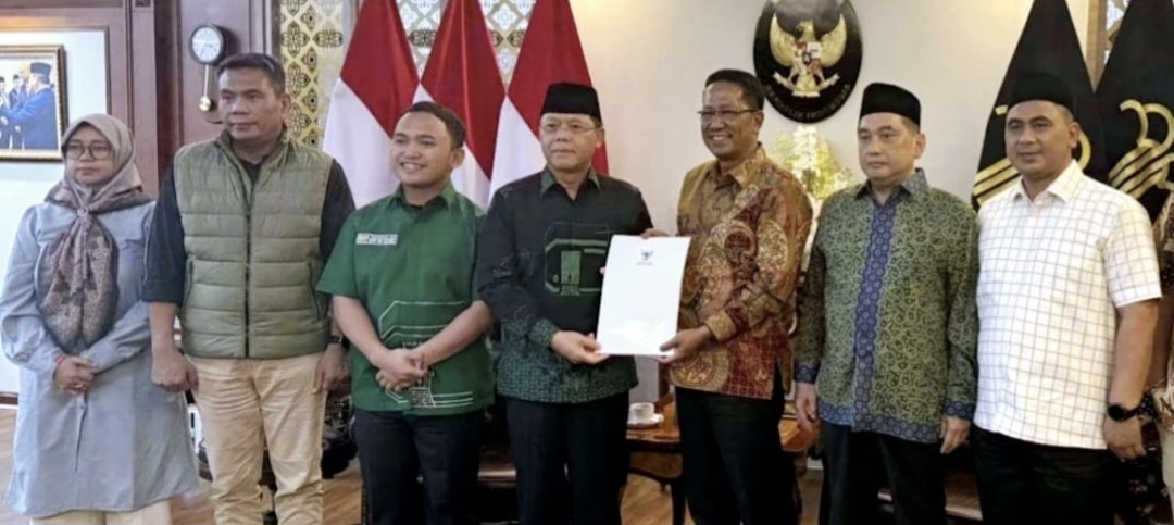 Menteri Hukum RI Supratman Andi Agtas (tiga dari kanan) bersama Ketua Umum PPP Muhamad Mardiono (empat dari kiri) didampingi Waketum Agus Suparmanto serta Sekjen Gus Yasin menunjukkan SK Menkum RI.