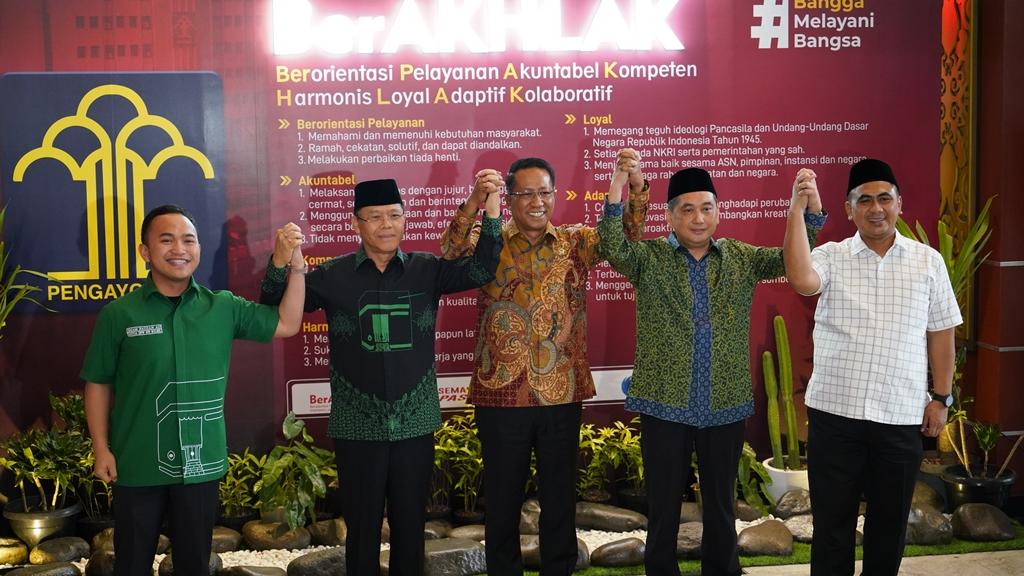 Konflik kepemimpinan di Partai Persatuan Pembangunan (PPP) resmi berakhir! Melalui mediasi Menteri Hukum dan HAM, Supratman Andi Agtas, dualisme kubu Mardiono dan Agus dituntaskan dengan terbitnya SK