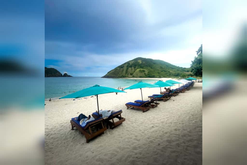 Sejumlah wisatawan lokal maupun asing, menikmati keindahan panorama pantai yang ada di kawasan Mandalika, Lombok Tengah, beberapa waktu lalu.
