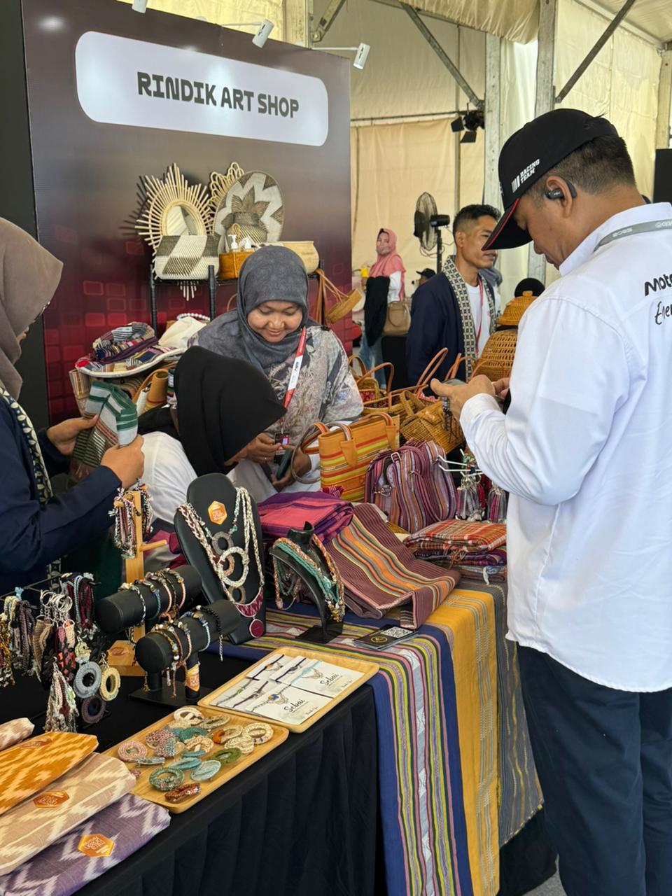 Pengunjung domestik dan mancanegara antusias menjajal kuliner dan melihat kerajinan tangan yang dipamerkan oleh UMKM binaan Pertamina di ajang Pertamina Grand Prix of Indonesia 2025.