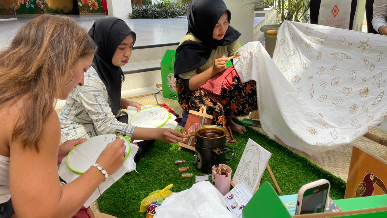 Perkenalkan Batik Sasambo, Aruna Senggigi Hadirkan Aktivitas Budaya untuk Tamu
