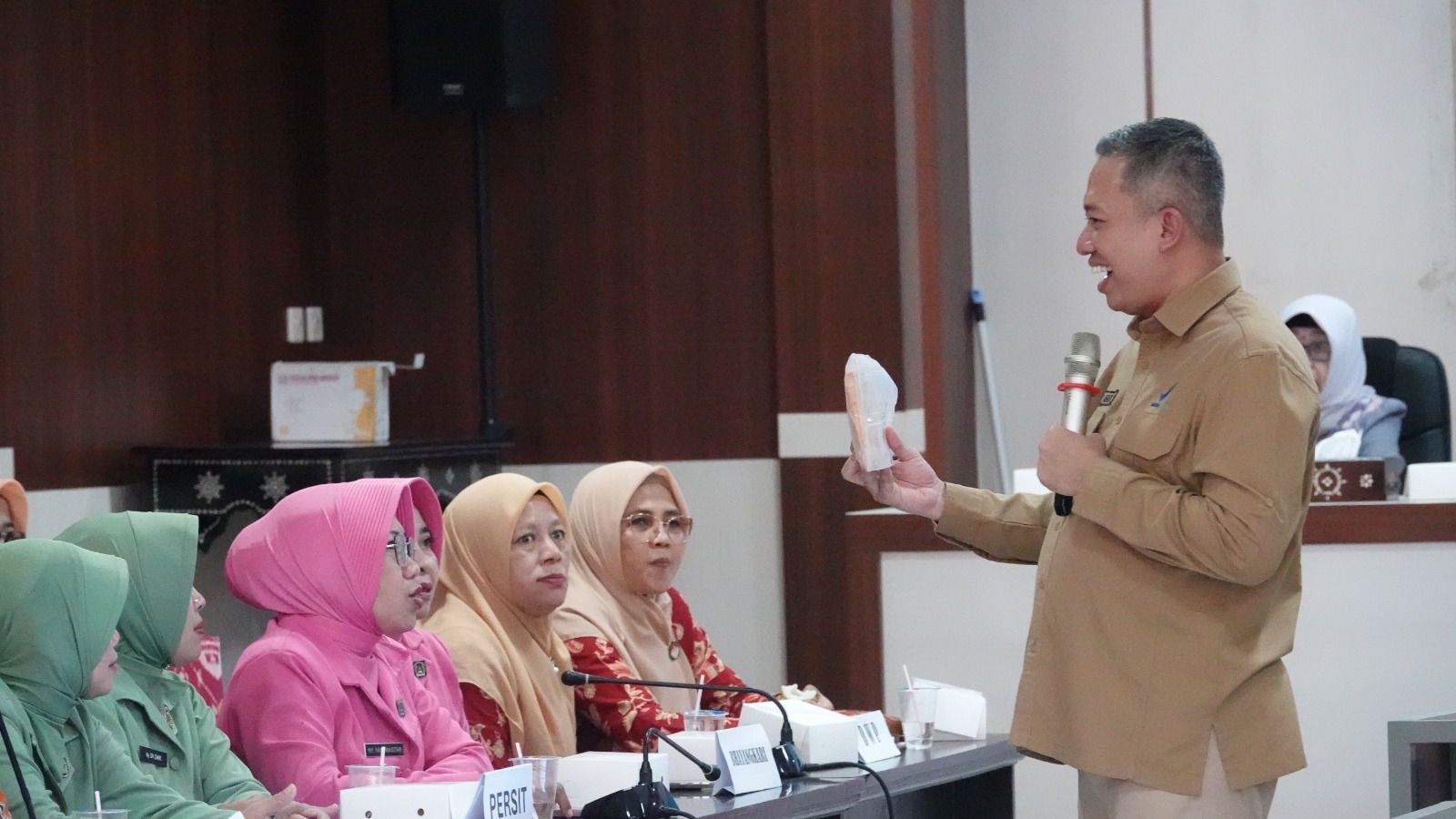 Kepala BBPOM Mataram Yogi Abaso Mataram tengah melakukan sosialisasi bijak memilih obat dan makanan aman di kegiatan GOW Lombok Timur, Selasa (7/10).