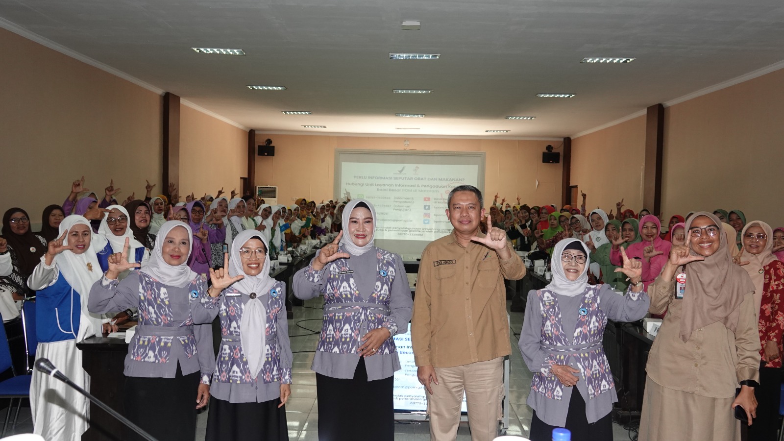Kepala BBPOM Mataram Yogi Abaso Mataram (tiga kanan) berfoto bersama seluruh peserta sosialisasi bijak memilih obat dan makanan aman di Lombok Timur, Selasa (7/10)