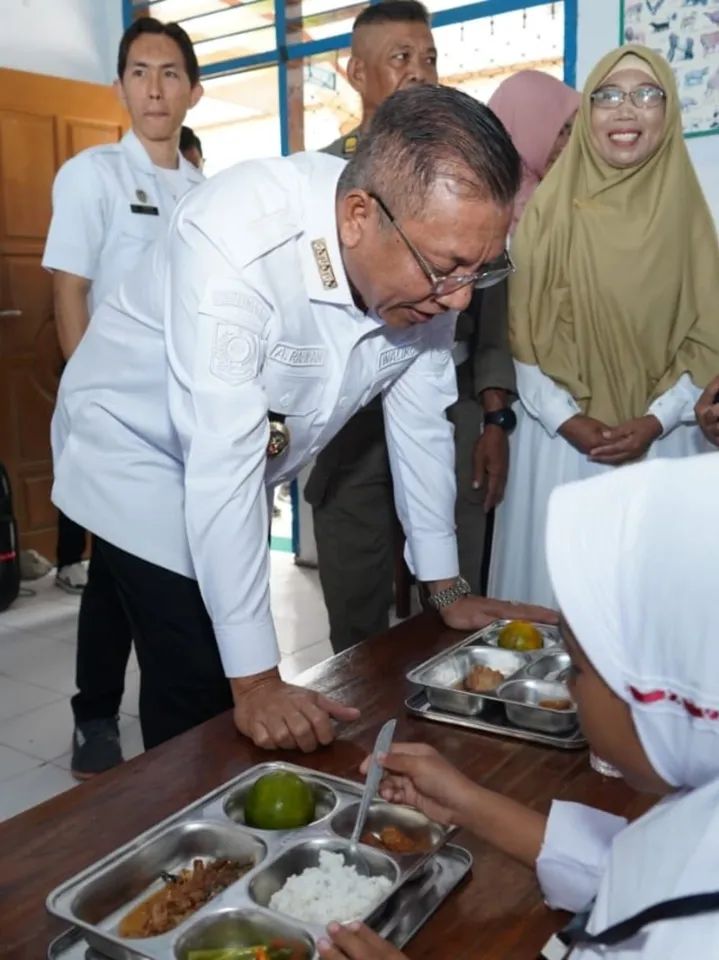 SAPA SISWA: Wali Kota Bima HA Rahman H Abidin menyapa siswa usai launching MBG di SDN 25 Santi, beberapa hari lalu.