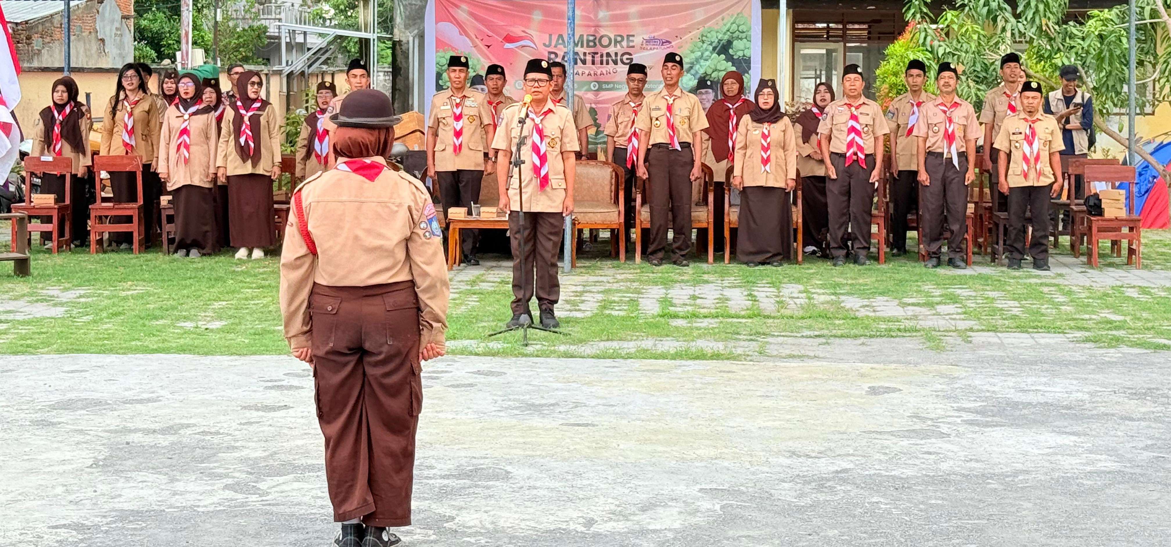 Kepala Disdik Kota Mataram Yusuf sebagai pembina upacara Jambore Ranting Kwarran Selaparang di Lapangan SMPN 23 Mataram, Sabtu lalu (4/10). Teknologi berkembang pesat, nilai pramuka jangan hilang.