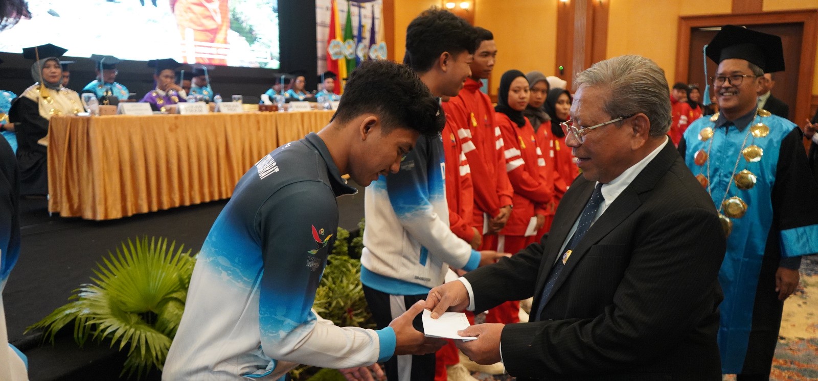 Ketua Yayasan Pembina IKIP Mataram Lalu Rusmiady memberikan penghargaan kepada mahasiswa yang membela NTB di ajang Pomnas XIX 2025 pada acara wisuda Undikma di Hotel Lombok Raya, Senin lalu (6/10).