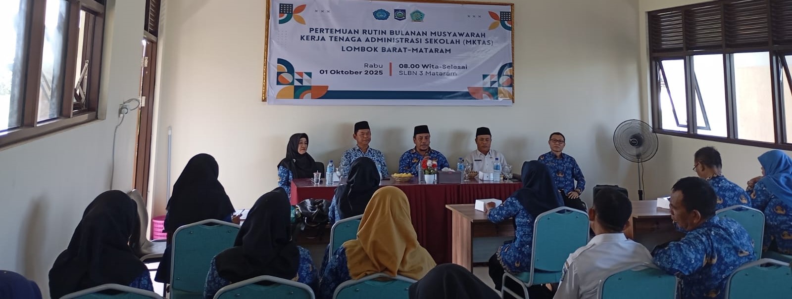 Kepala KCD Malomba Dikbud NTB Mujahidin (depan/pegang mik) pada rapat persiapan Kongres ATAS Indonesia VII di SLBN 3 Mataram, belum lama ini. 500 peserta dari seluruh provinsi dipastikan hadir.