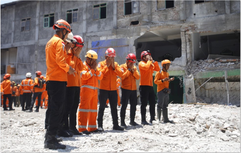 DEMI KEMANUSIAAN: Usai apel pembubaran operasi SAR, tim Basarnas memanjatkan doa bersama untuk para korban bangunan musala roboh di Ponpes Al-Khoziny, Kecamatan Buduran, Sidoarjo.
