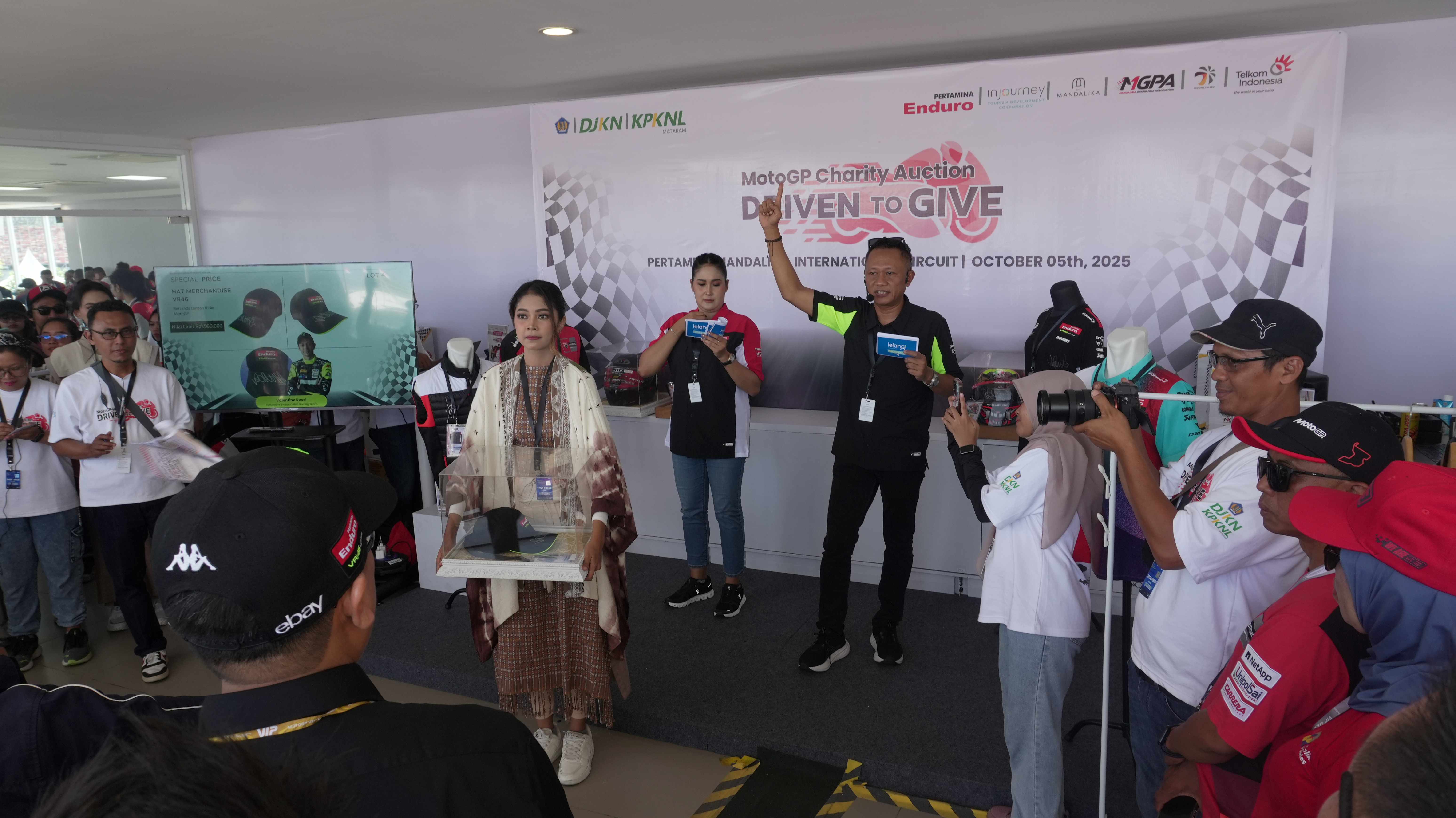 Suasana lelang amal barang-barang eksklusif bertandatangan para pembalap MotoGP dan berlangsung di Deluxe 2EF Pertamina Mandalika International Circuit, Minggu (5/10).
