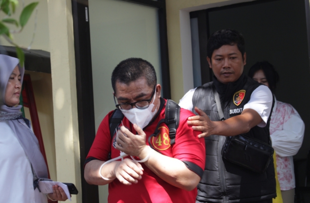 DILIMPAHKAN: Tersangka kasus Tindak Pidana Kekerasan Seksual M Andi Abdullah digiring polisi saat hendak dilimpahkan ke Jaksa Penuntut Umum (JPU), Selasa (7/10).