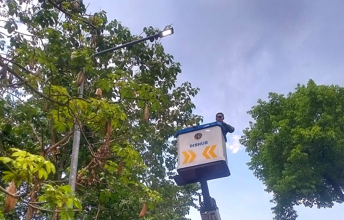 TERANG DI MALAM HARI: Tim PJU Dinas Perhubungan Lombok Barat langsung bertindak begitu menerima adanya laporan lampu PJU yang mati di kawasan wisata Kerandangan, Desa Senggigi, Kecamatan Batulayar.