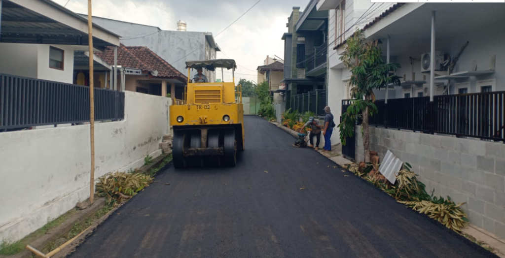 KINI MULUS: Jalan Lingkungan di Kawasan Monjok yang telah selesai dilakukan perbaikan oleh Dinas PUPR Kota Mataram, di jalan Gili Air, Monjok, Minggu (5/10).
