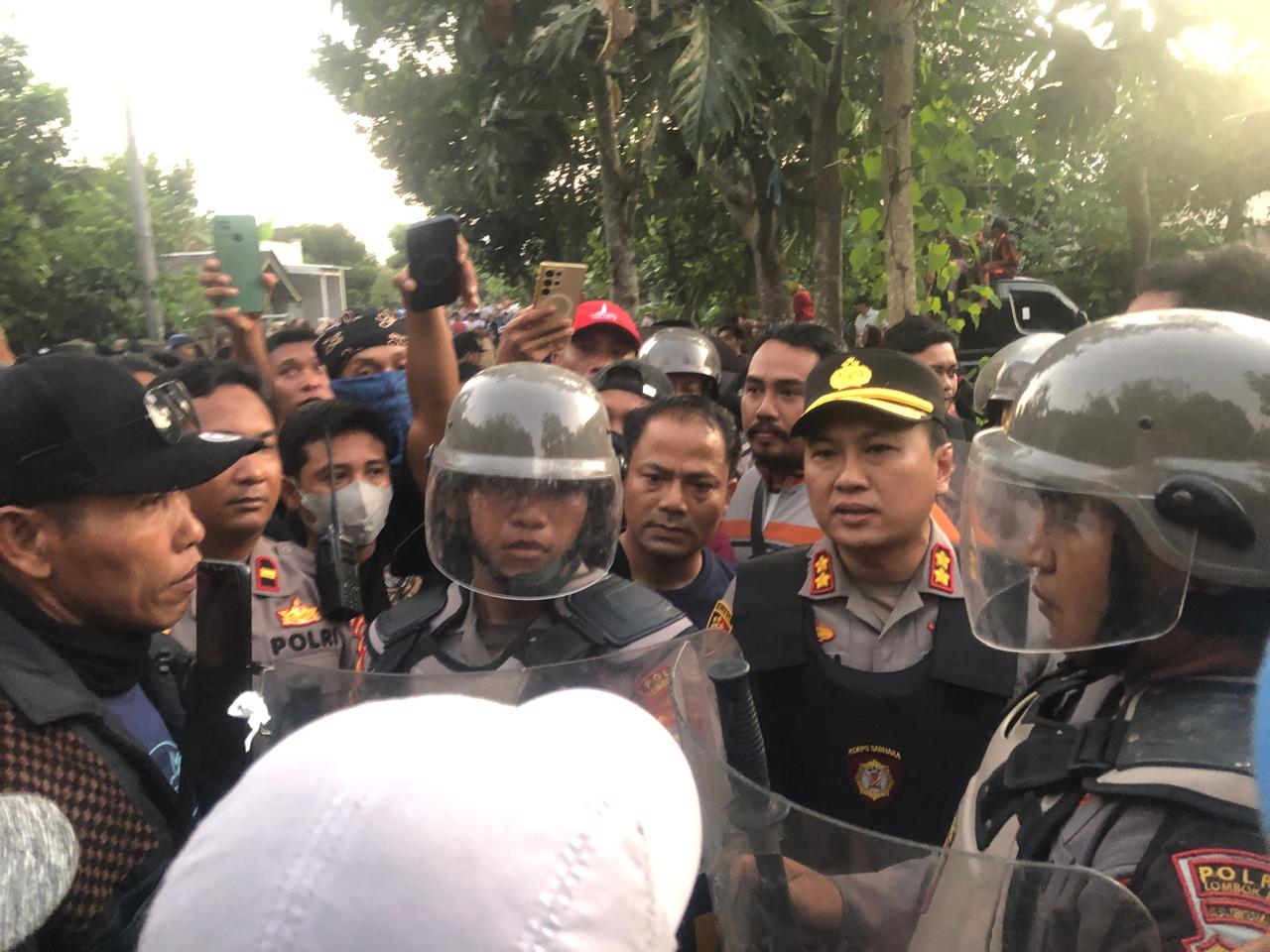 Kapolres Lombok Barat AKBP Yasmara Harahap saat berupaya menenangkan warga.