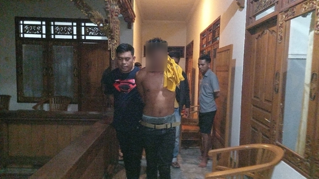 TAK BERKUTIK: Salah seorang pengedar sabu digiring ke Mapolresta Mataram usai ditangkap di salah satu hotel, Selasa (7/10).&nbsp;