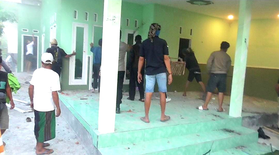DIRUSAK: Sejumlah warga merusak rumah Brigadir Rizka Sintiyani di Dusun Nyiurlembang, Desa Jembatan Gantung Lombok Barat, Rabu (8/10).