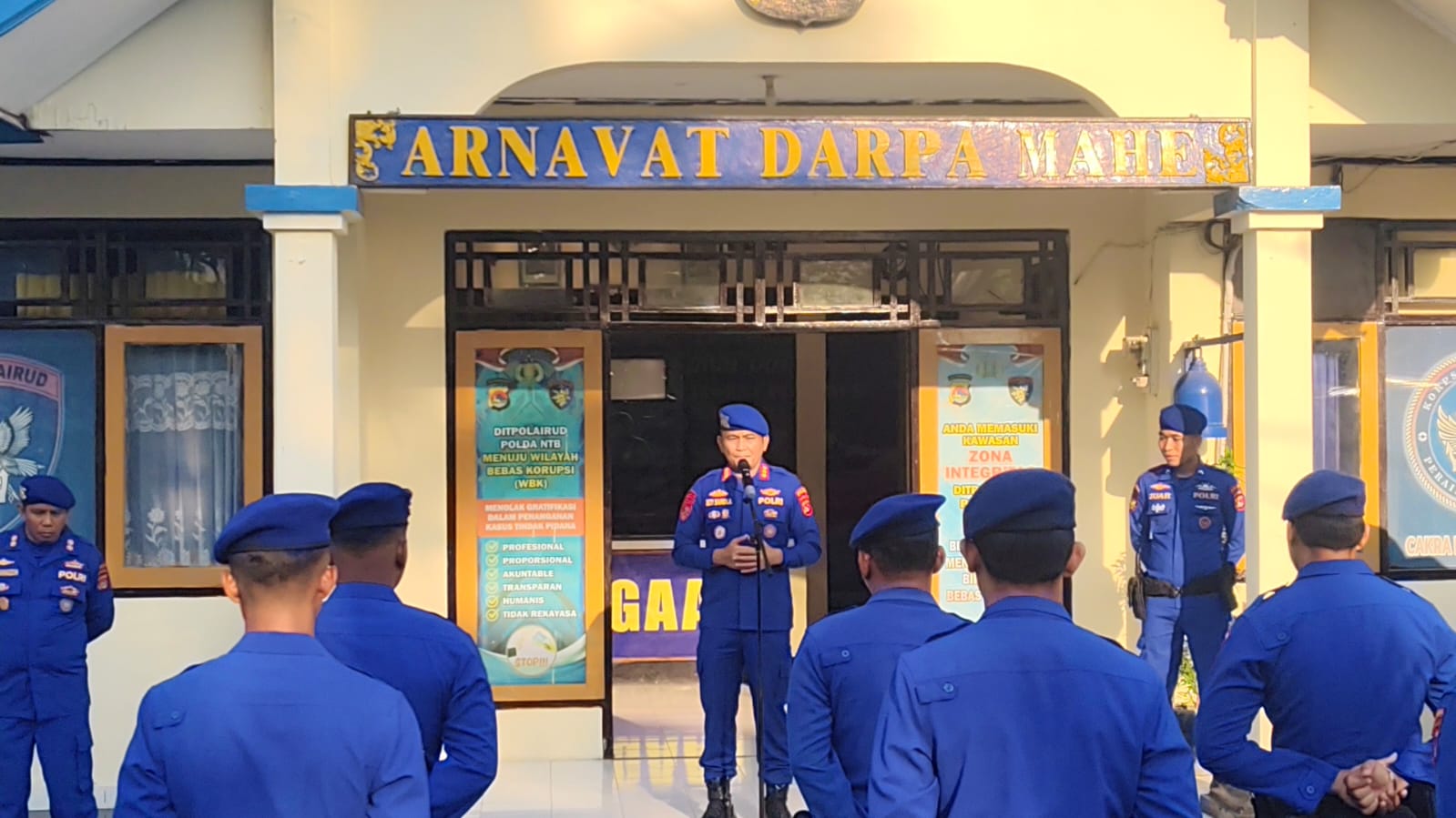 Dirpolairud Polda NTB Kombes Pol Boy Samola memimpin apel pagi di Markas Komando Polairud di Lembar, Lombok Barat, Rabu (8/10).