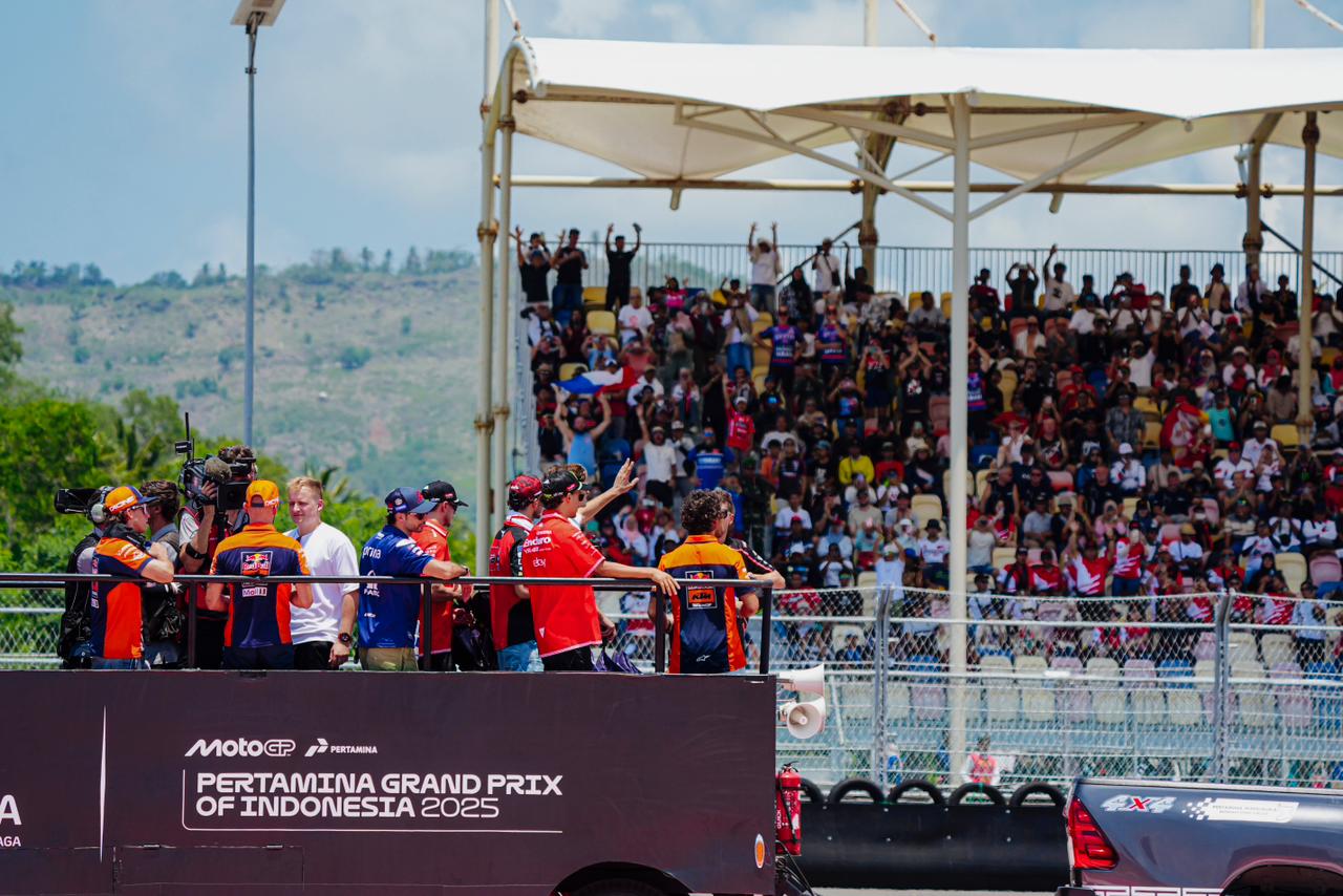 TELAH USAI: Para pembalap MotoGP saat menyapa para penonton di tribun Grandstand A dan B di Sirkuit Internasional Mandalika, Minggu (5/10) lalu.