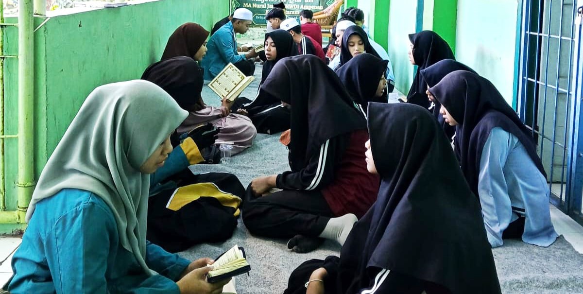 Siswa MA Nurul Jannah NWDI Ampenan mengikuti program tahfiz di madrasah setempat. Madrasah ini cetak generasi qurani.