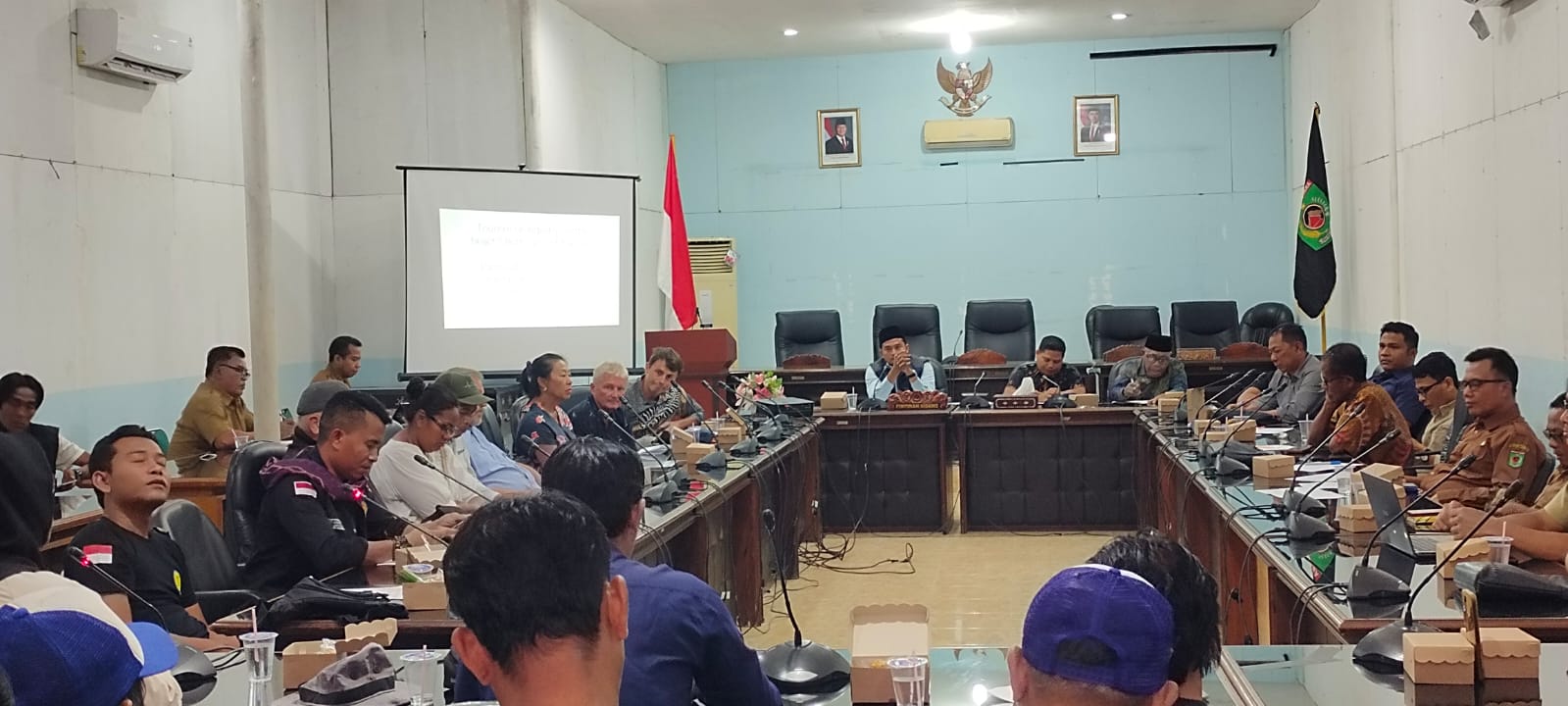 CAPAI KESEPAKATAN: Kelompok nelayan dan aktivis saat hearing bersama Komisi II DPRD KLU, kemarin (7/10).