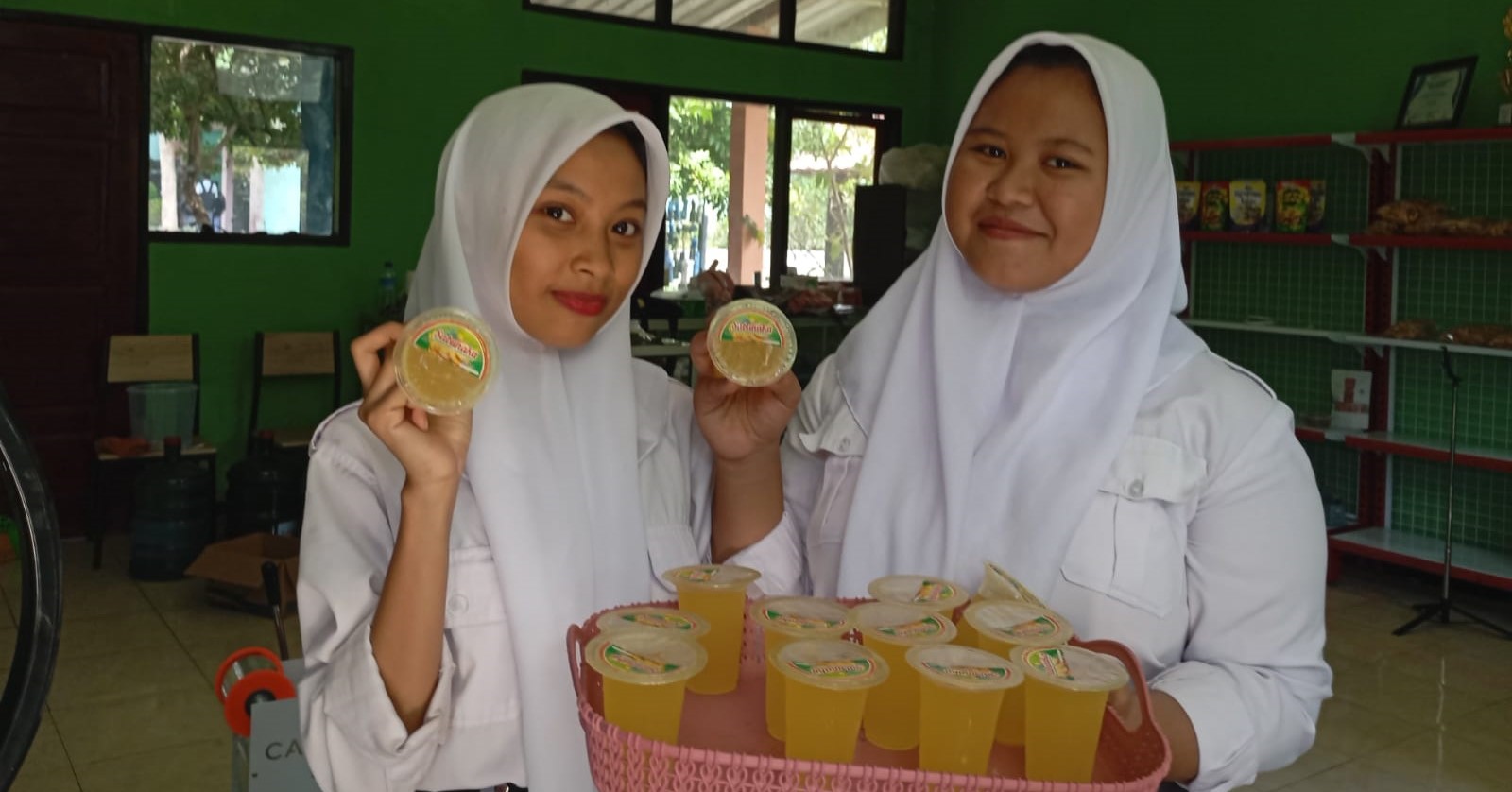 Siswa SMKPPN Mataram menunjukkan Sabunaka yang akan dipasarkan di sekolah setempat. Kembangkan teaching factory, sekolah ini cetak siswa siap wiarusaha.