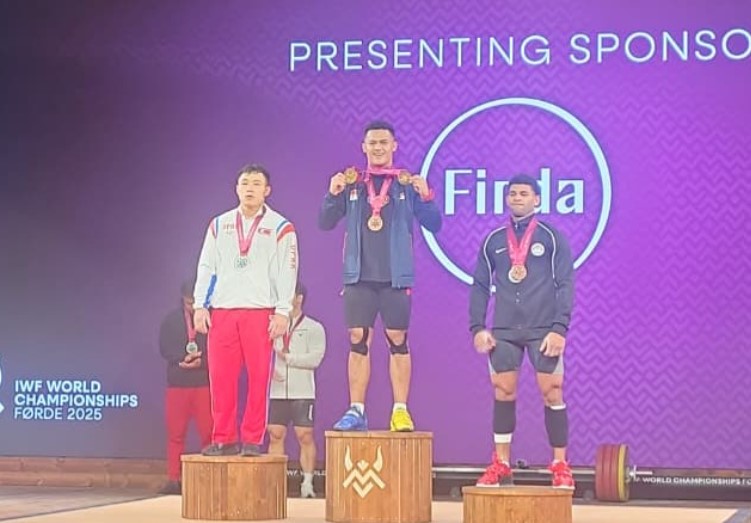 BANGGA: Lifter Indonesia Rizki Juniansyah meraih dua medali emas dalam IWF World Championship 2025.