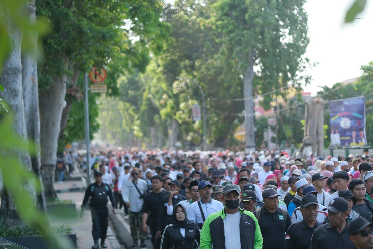 Para peserta jalan sehat memeriahkan Hultah ke-90 Madrasah NWDI di Mataram.