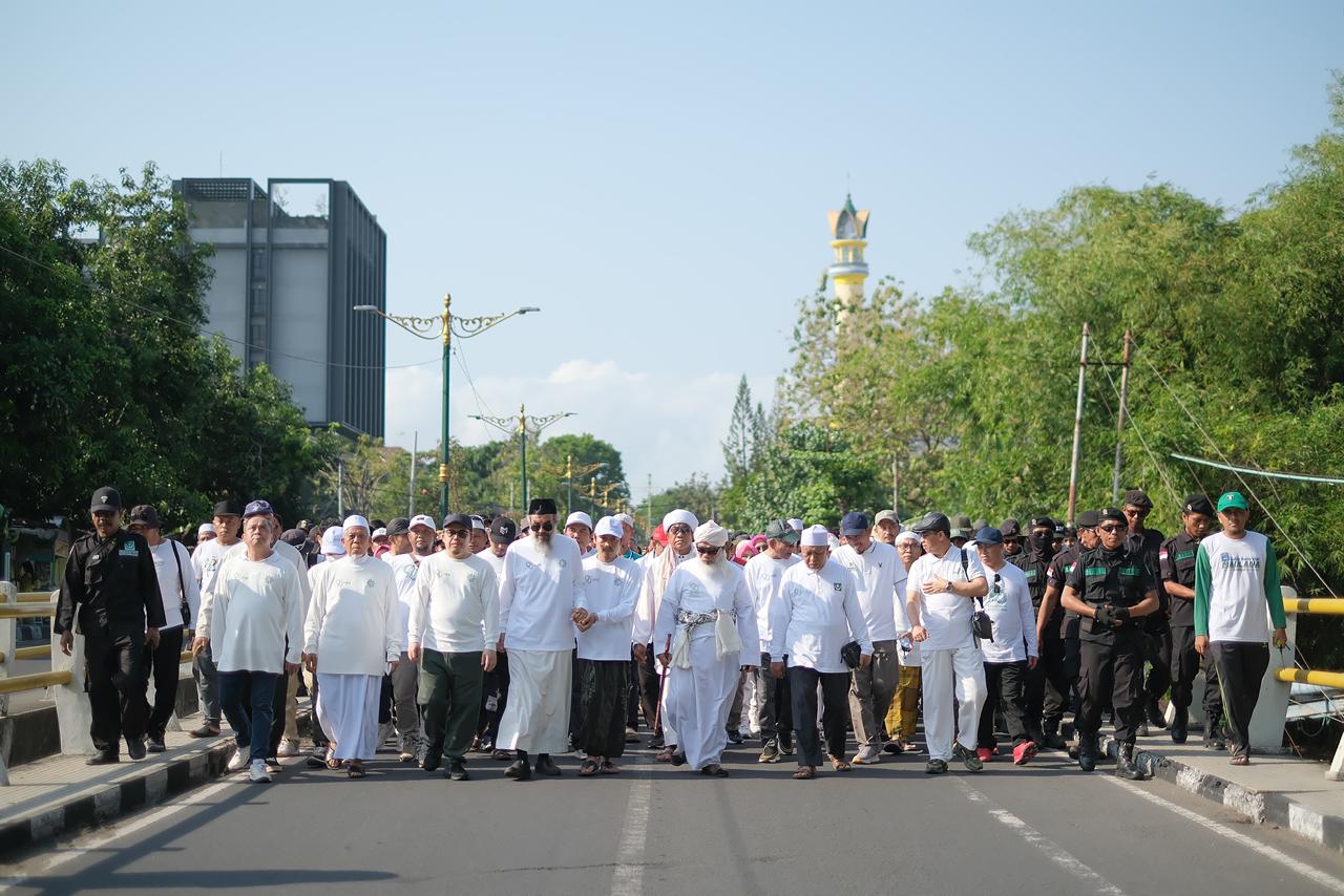 Barisan depan peserta jalan sehat menyambut Hultah ke-90 Madrasah NWDI, di Mataram.