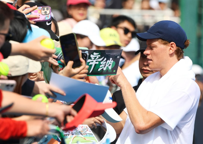 Kekalahan Jannik Sinner di Shanghai Masters 2025 membuat Carlos Alcaraz kian kokoh di puncak perebutan peringkat 1 akhir tahun ATP.