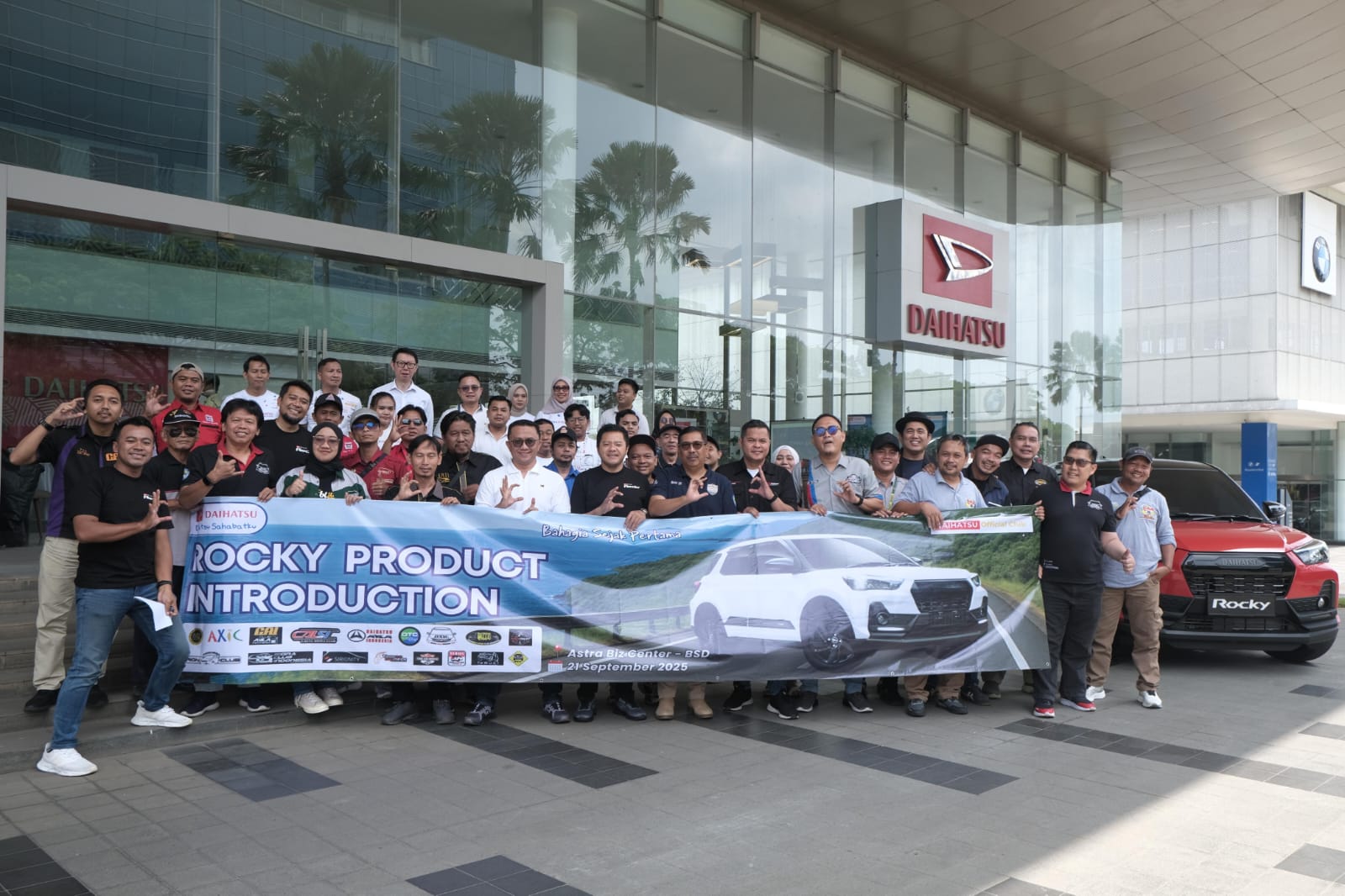 Pelanggan Setia Daihatsu Antusias Eksplorasi Rocky Terbaru