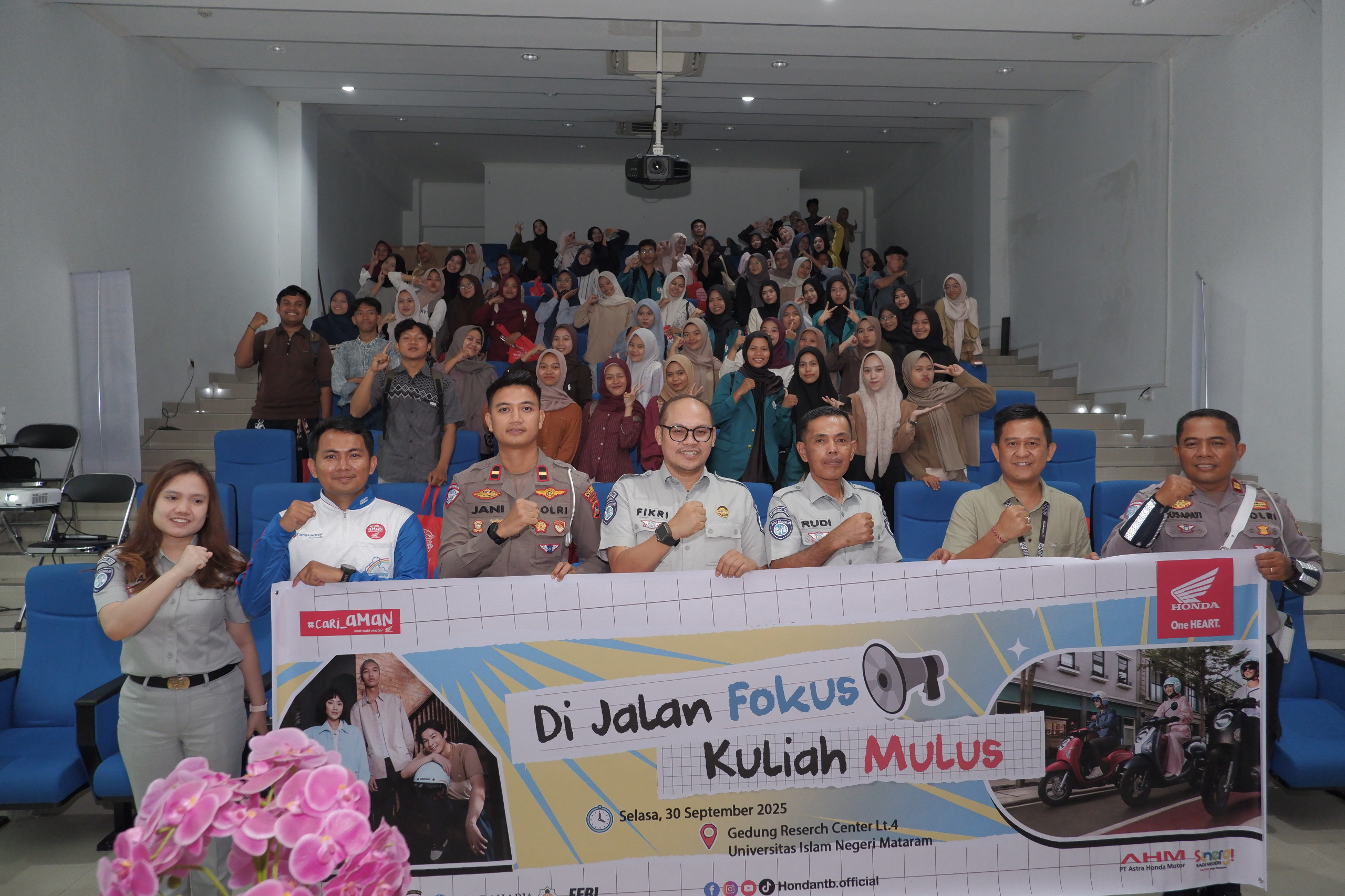 KOMPAK : Tim safety riding Astra Motor NTB bersama generasi muda.